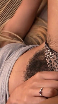 Stiefvater fickt geiles blondes teen tinstee mit extrem behaarter muschi und gibt ihr cumshot