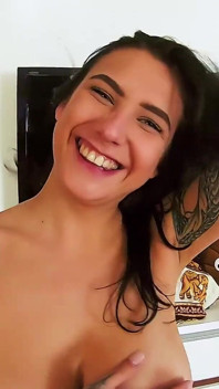 Evgenia Talanina, bombasse tatouée, danse de façon séduisante en se faisant seins nus