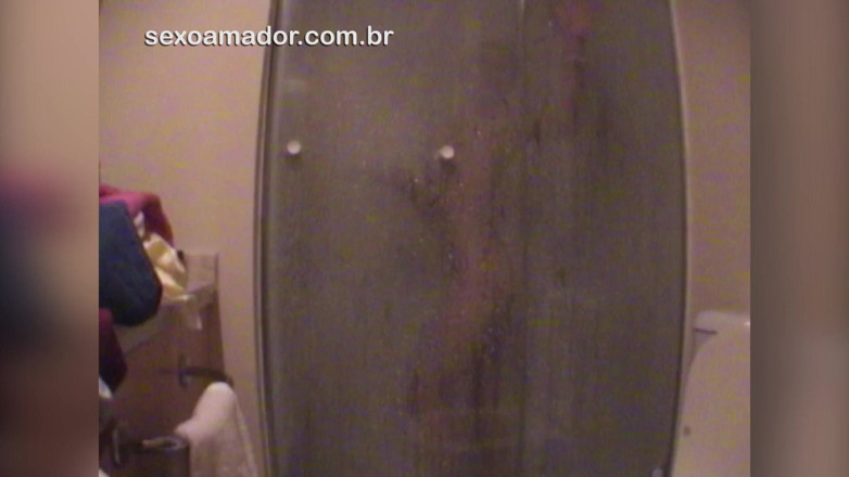 Amateurs videos: Big, strong man fucks delicate girl's pussy in the bathroom