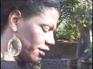 Shemale videos: Baise hétéro une vieille belle-mère noire dans un exhib