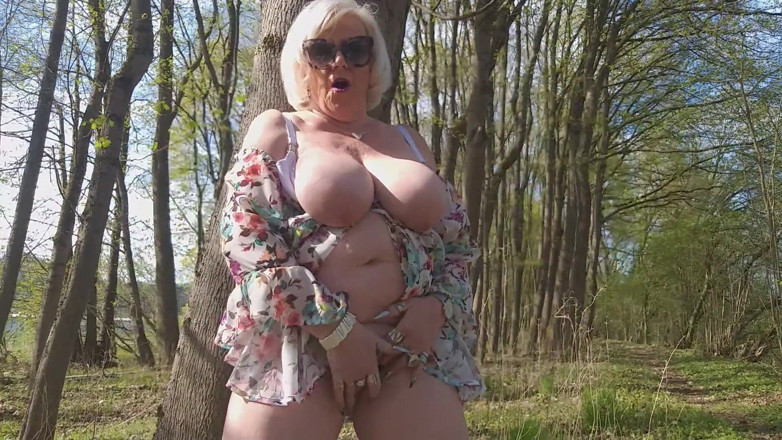 PureVicky66: La abuela muestra sus agujeros húmedos al aire libre