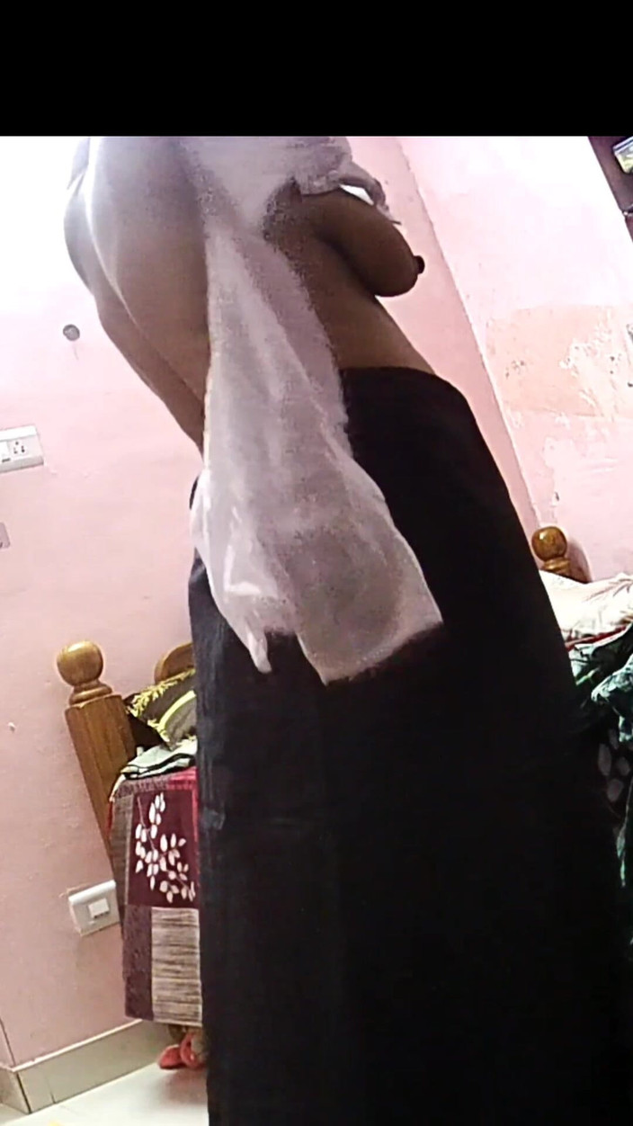 Black & white desicat: Žhavá sexy žena v domácnosti se převléká v sárí připravená na šukání