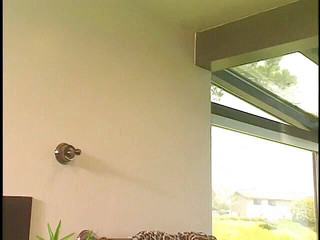 Solo Sensations: 苗条的女郎躺在泡沫浓密的按摩浴缸里玩弄自己