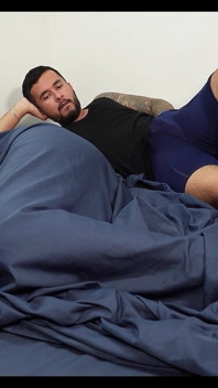 Eu Concordo Em Compartilhar Minha Cama Com Meu Meio-irmão E Algo Inesperado Aconteceu...