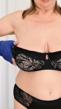 İri göğüslü seksi kadın büyük doğal sarkık göğüslerle oynuyor