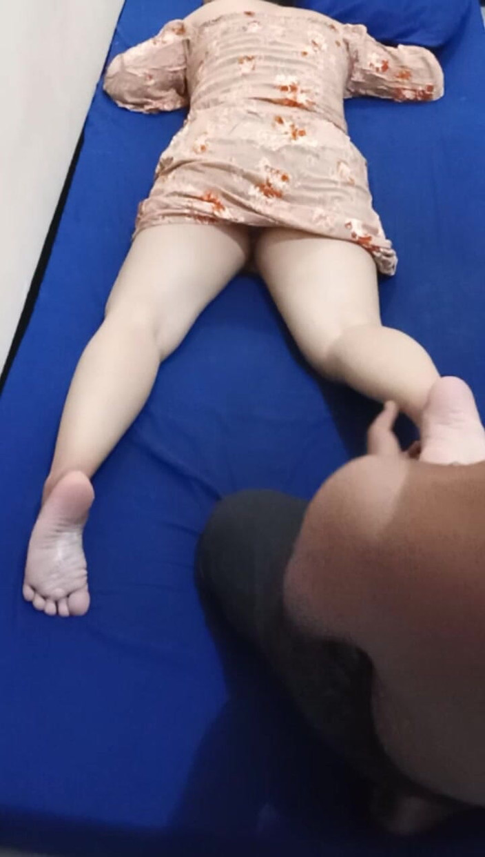 Angelina Pop: Šukání sousedovy holky při masáži