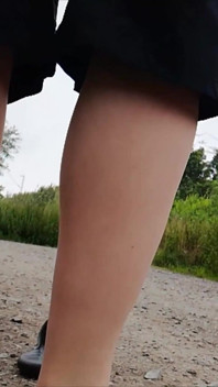 Nylonfüße Machen Einen Spaziergang in Der Natur