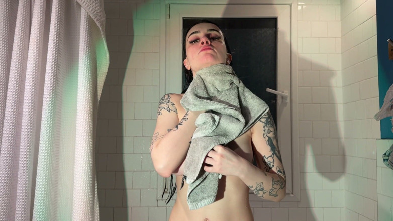 Chavitaxxx: A Shower with Masturbation Included
