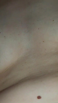 부드러운 터치와 가벼운 스트로크를 사용하여 발정난 18 세 소녀를 만드는 방법?