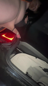 Esmagando bolas com a porta traseira de um carro