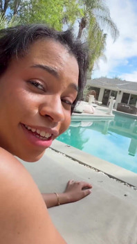 Ami Bue, bombasse à la peau bronzée, suce et lèche une grosse bite en POV
