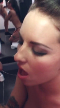 Tatuerad slampa Christy Mack deepthroat avsugning