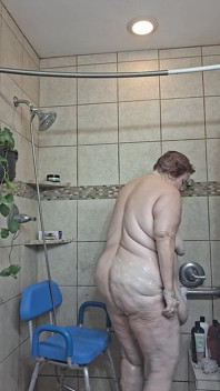 Vicki พยาบาลสาวงามกําลังบําบัดโคลนในห้องอาบน้ําของฉัน!