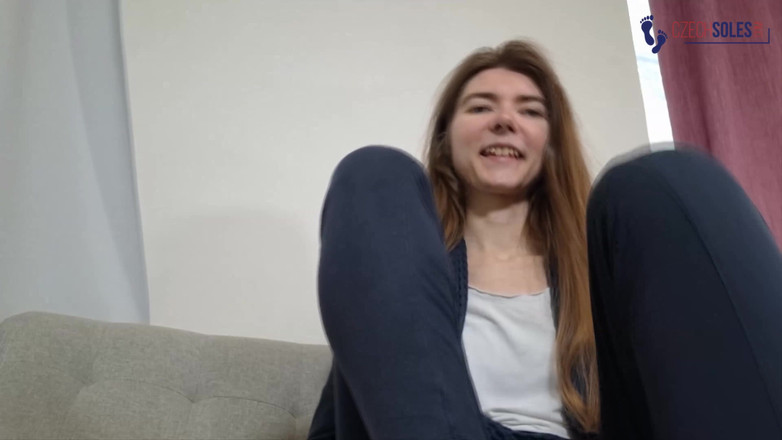 Czech Soles - foot fetish content: Mainan panjang dan kaki besar mengusik dengan terperinci rapat