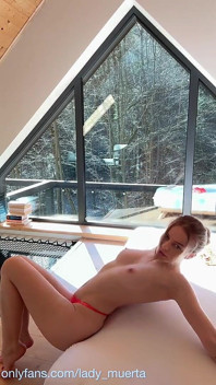 热辣的红发熟女会通过唤醒她的身体让你射精