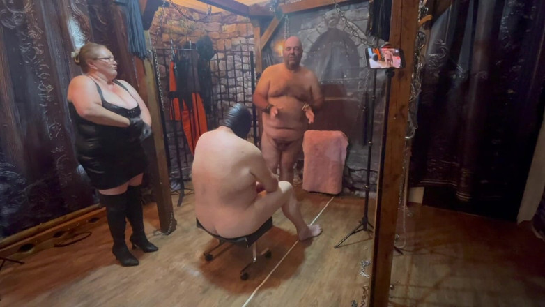 Lanista_Bear: 1부:- 부부는 도미나의 자리이며, 하부 피더는 그녀에게 먹이를 줘.