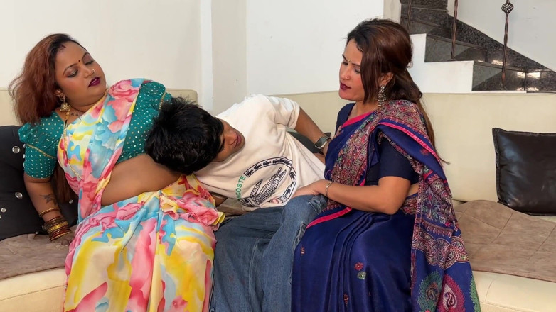Next short: Une belle-sœur indienne appelle son copain et fait un trio