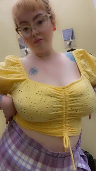 Ibu montel comel melantun buah dada besar dalam Sundress di bilik bertukar