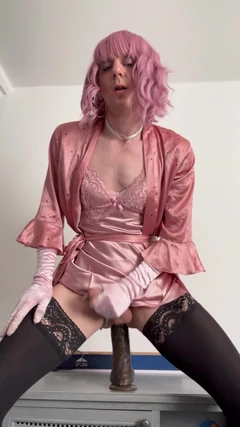 Jess Silk डिल्डो की सवारी करती है