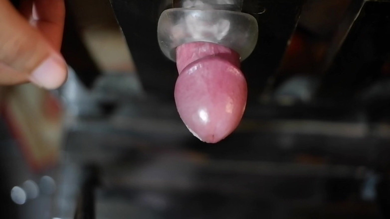 Milky Tata: Nesestříhaná šukací sexuální hračka a stříkání na židli.