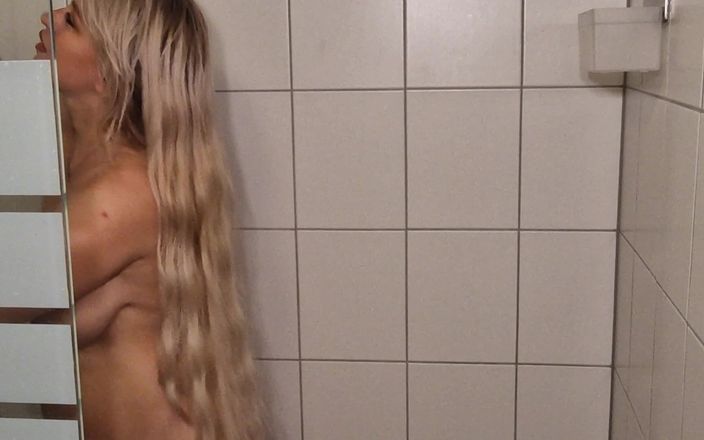 Anna Lynx: Bắn nước trong phòng tắm