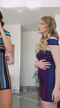 Bunăciuni minione Melody Marks și Ella Reese te călăresc într-un sex în trei cu vedere la persoana 1!