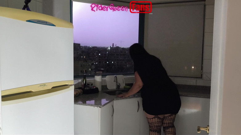 Riderqueen: Sexy Mutter in der Küche - video für fans