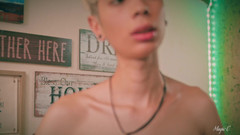 Magic C: 火辣苗条 twink 魔术 c 撸管他的大鸡巴 大量浓稠的精液和美味的 precum 在这里