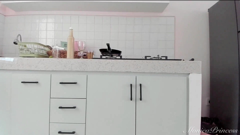 Princess Monica: Lavorando al telefono in abito sexy, fitness, cucinare