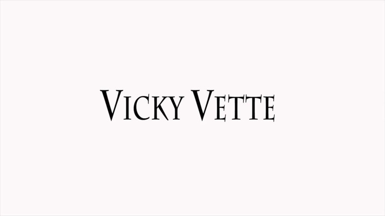 Vicky Vette: Vicky Vette Lesbijski masaż z Cristi Ann