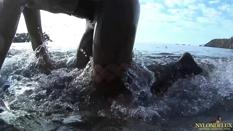 Nylondelux: Nylon plezier op het openbare strand