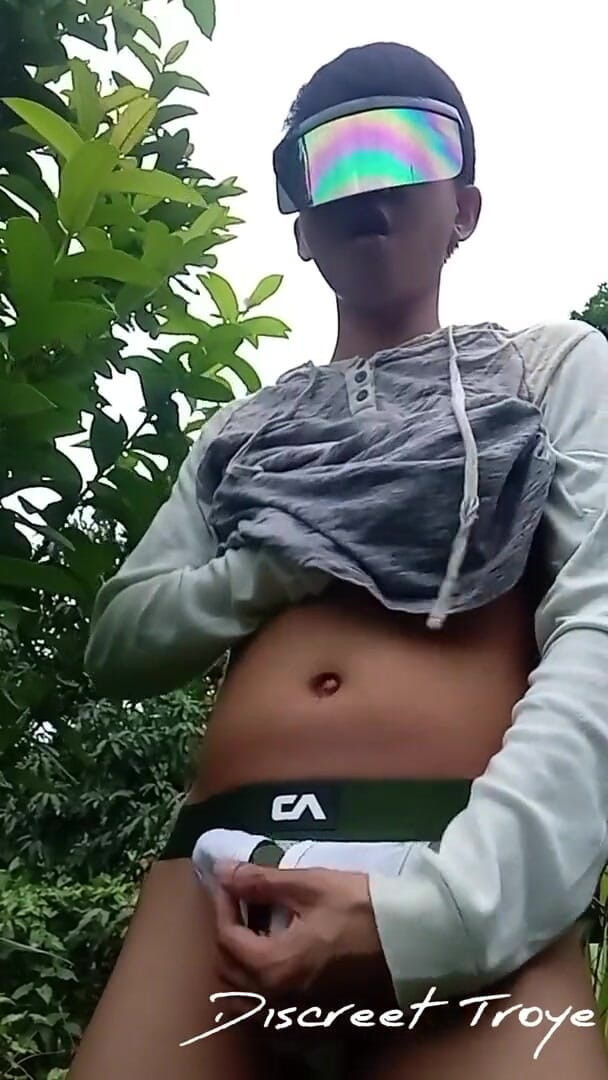 Troye_AsianPinoy: Aziatische Pinoy stript aan de kant van een drukke weg -...