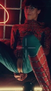 Costume De Spider-man. Le Garçon Pose En Bas. Con