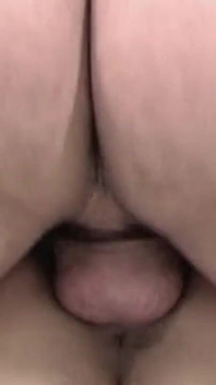 Milf rossa cavalca il suo amante tatuato appassionatamente
