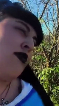 Goth Doll En Medio De La Naturaleza Chupando Polla BJ Al Aire Libre