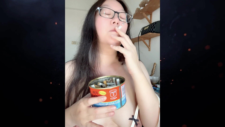 Smoking Asian: Mörkside rökning asiatisk: smutsig cigarett filter progression + striptease