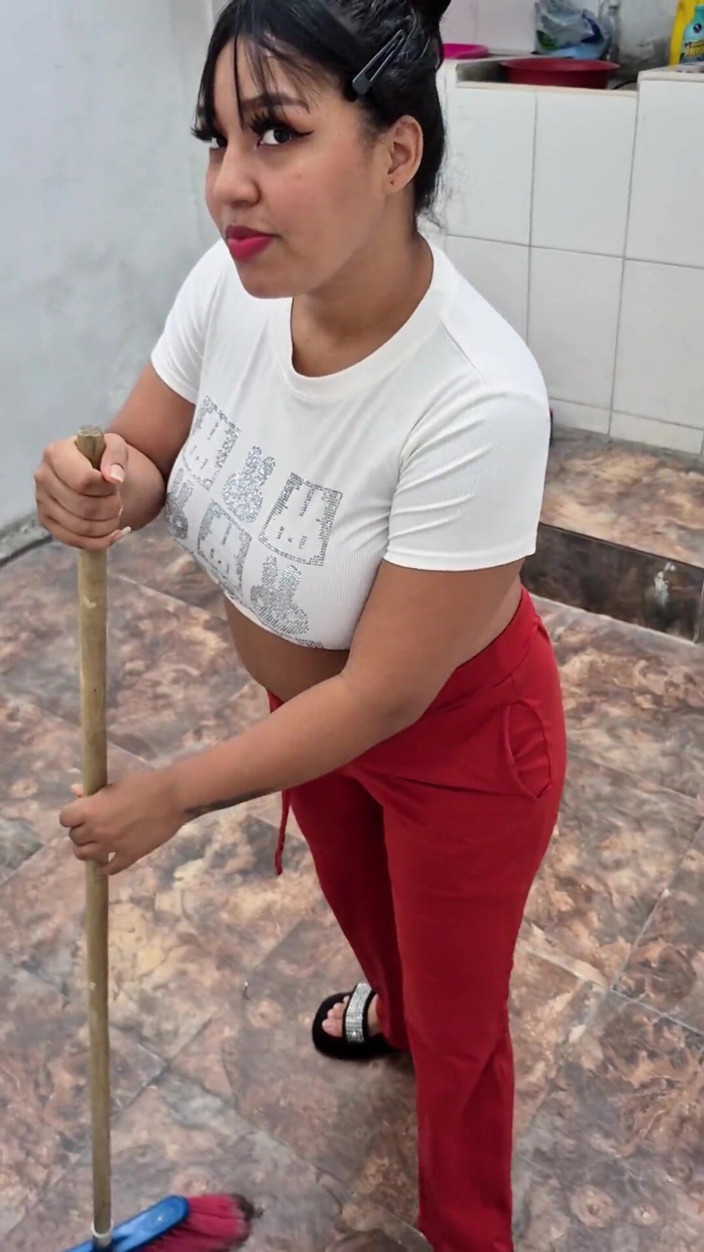Pikaa6: Venezuelan Doesn't Know How to Sweep the Floor so I...