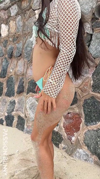 Güzel bikini zevki ve plajda seksi dans