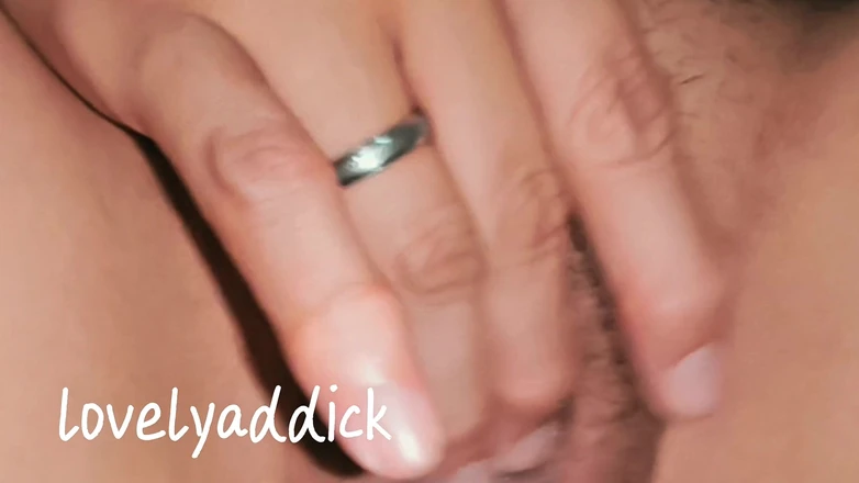 Lovelyaddik: うめき声で自分自身に触れるフィリピン人ホーニー