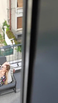 Betrapte de vrouw van mijn buurman op masturberen op het terras