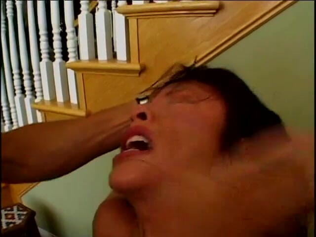 Porncentro: 소파에서 섹시한 창녀와 섹스하는 두 자지