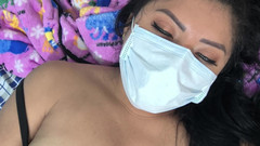 NEGRITA SEXY: Țâțe mari și picioare deschise arătându-și pachetul vaginal uscat