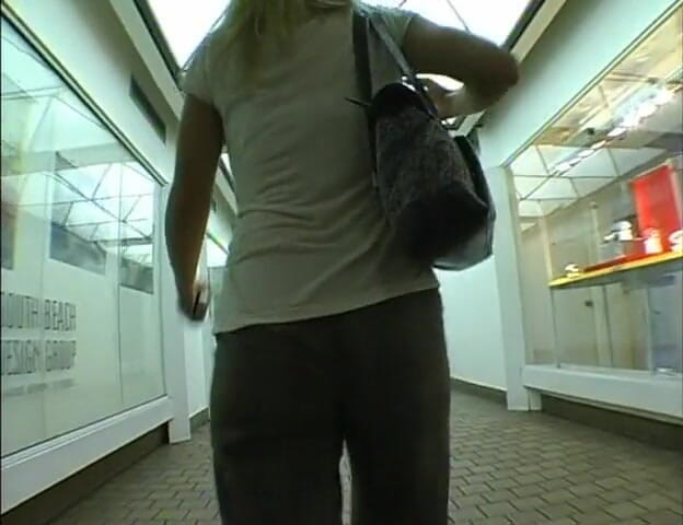 Outdoor pervs: POVは熱いbustyブロンドを拾い、彼女のタイトな猫を犯した