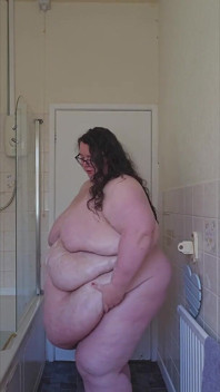 SSBBW ファットゴッデスがファットボディを泡立てるパート2