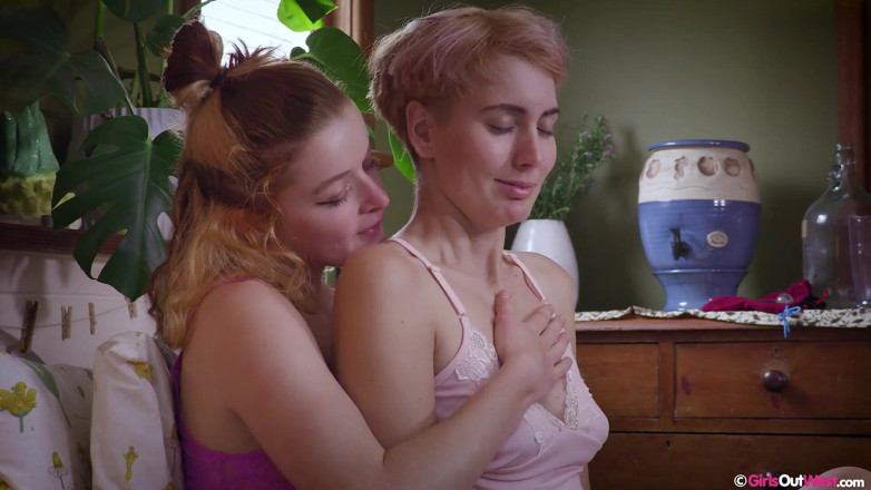 Girls Out West: Hairy lesbians Jessie and Ray play with butt plugs and...