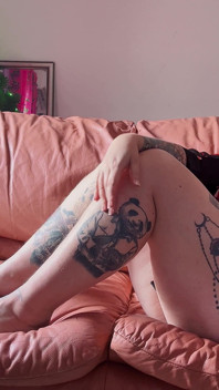 Ignorate totalmente, mientras me estás mirando con piernas largas y pies descalzos