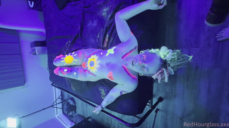 Red Hourglass Amateurs: Blacklight Fun with Melanie Sugar