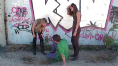 Femdom Austria: Prendere a calci il povero trapanato