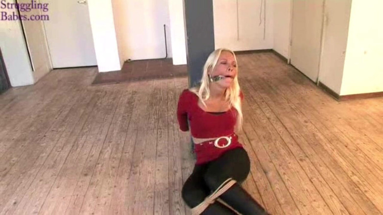 Submissed: Natalie Pole-diikat Cleavegagged