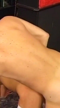 L'infermiera bionda miLF viene trapanata duramente da uno stallone mascherato